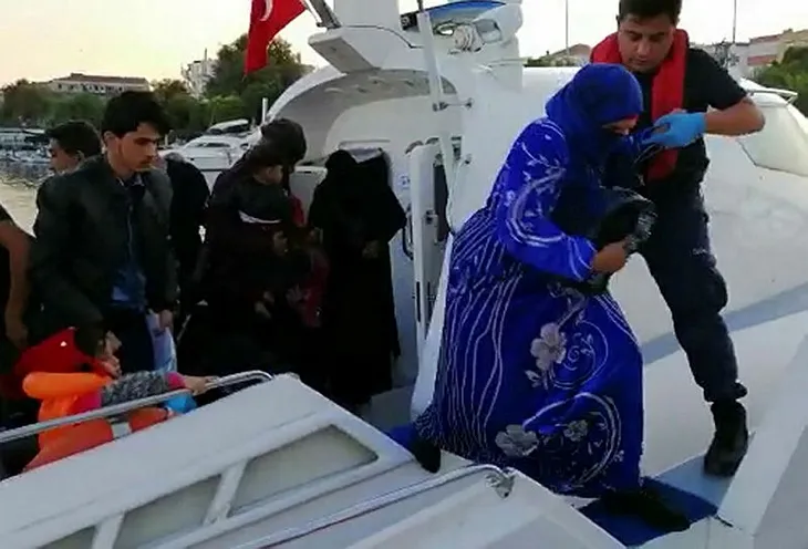 İzmir'de 4 ayrı botta 251 göçmen yakalandı - 1