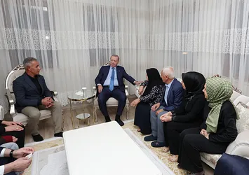 Başkan Erdoğan'dan depremzede aileye sürpriz ziyaret! Yoğun ilgi ile karşılandı