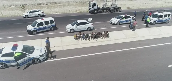 Konya’da şok görüntü! Kovalamacayla durdurulan otomobilin içinden 8 bagajından da 2 kaçak göçmen çıktı