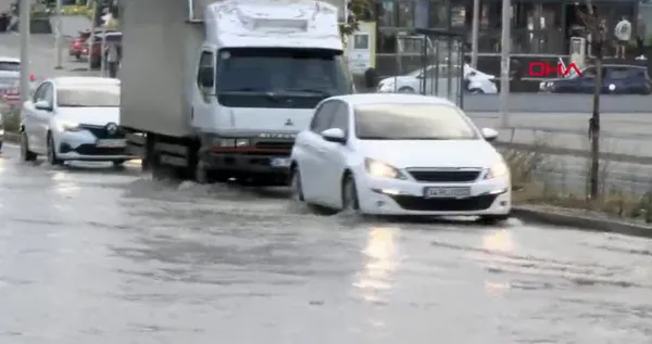 Son dakika: Sağanak İstanbul'u vurdu! Başakşehir ve Esenyurt'u su bastı | Araçlar yolda kaldı - 3