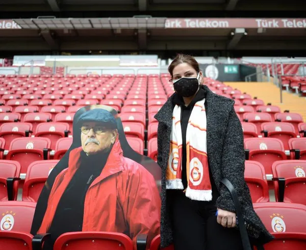 Galatasaray Rasim Öztekin’i unutmadı: Büyük ustanın fotoğrafı stadyumda yerini aldı