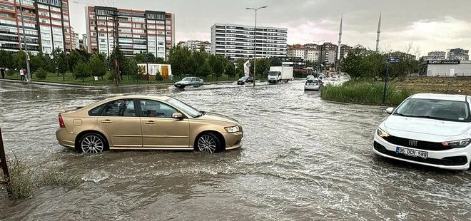 Ankara’da dolu ve kuvvetli yağış yolları göle çevirdi! Araçlar yollarda mahsur kaldı