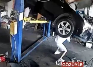 Arabanın altına girip tamire başladı... Saniyeler sonra korkulan oldu