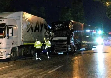 Kontrolden çıkan TIR park halindeki 2 TIR'a çarptı!