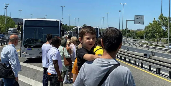 Küçükçekmece metrobüs çilesi! Arıza yaptı, vatandaş yolda kaldı - 1