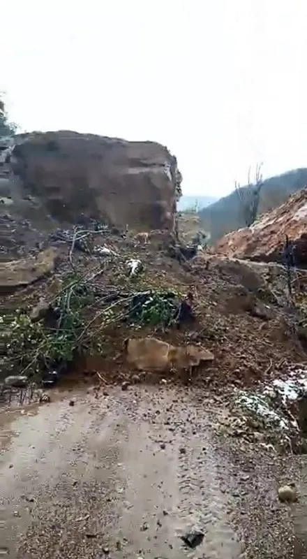 Son dakika: Zonguldak'ta heyelan köy yolunu kapattı - 2
