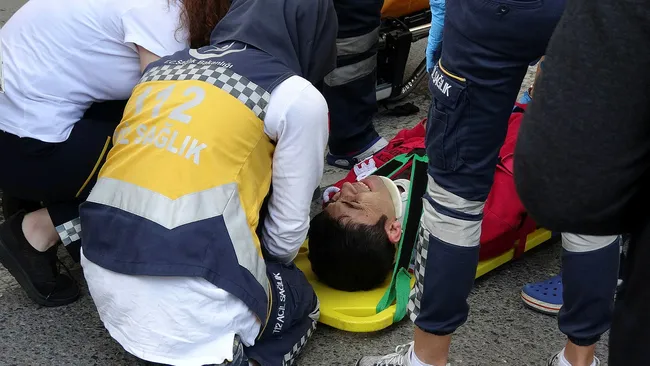 Beyoğlu'nda yolun karşısına geçmeye çalışan polise motosiklet çarptı - 2