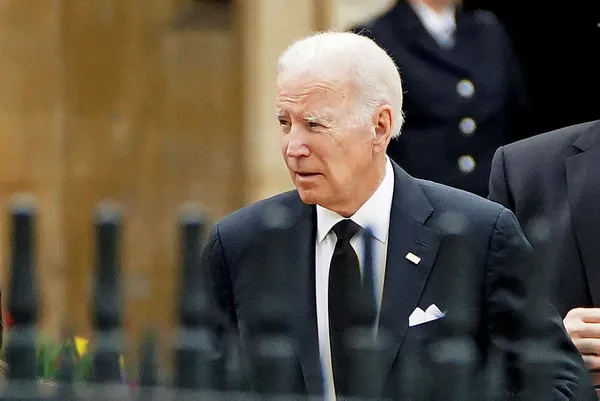 Kraliçe Elizabeth'in cenaze törenine damga vuran anlar: ABD bu görüntüler ile çalkalanıyor! Trump'tan Biden'a gönderme - 3
