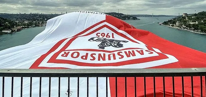 Süper Lig’e çıkan Samsunspor’un bayrakları İstanbul Boğazı’ndaki köprülere asıldı