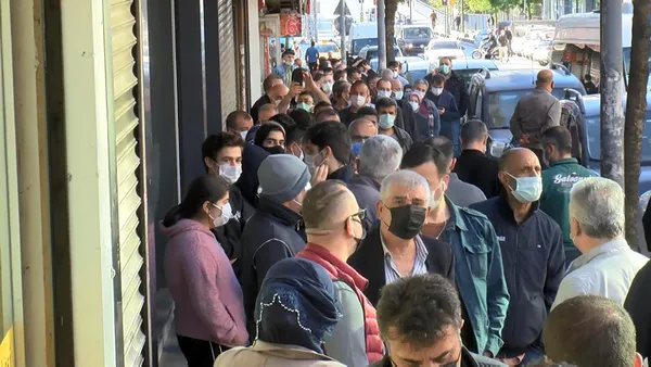 1620804606280.jpg Sahurda sıraya girdiler! İstanbul'da baklava kuyruğu - 2