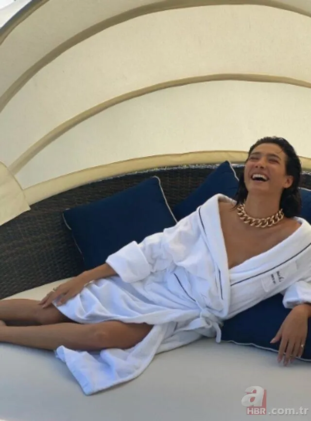 Aybüke Pusat'ın bornozlu paylaşımı sosyal medyada olay oldu 4