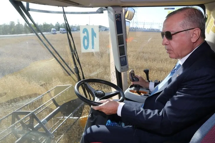 Başkan Erdoğan yerli elektrikli traktörü kullandı