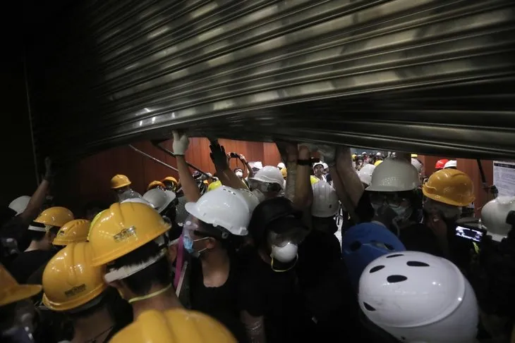 Göstericiler Hong Kong’da meclis binasını bastı