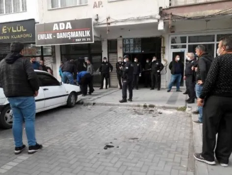 kayseride-kan-donduran-vahset-annesini-oldurdu-babasini-bicakladi-sonra-intihara-tesebbus-etti-1637675749704.jpg Kayseri’de kan donduran vahşet! Annesini öldürdü babasını bıçakladı sonra intihara teşebbüs etti - 3