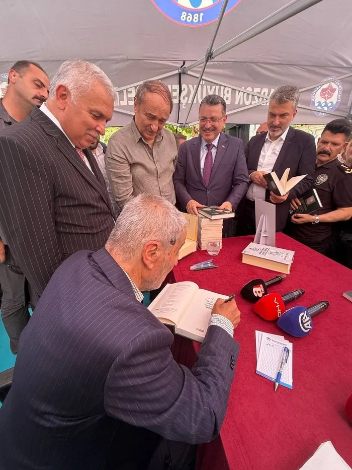 mutefekkir-sadik-albayrak-trabzon-drda-okurlariyla-bulustu-1754656163129.jpeg Mütefekkir Sadık Albayrak Trabzon D&R'da okurlarıyla buluştu (AHABER)