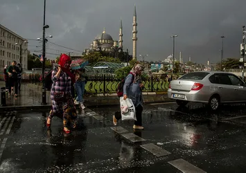 İstanbul'da beklenen yağış başladı |Video