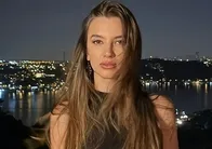 Oyunculuktan şarkıcılığa geçiş yaptı