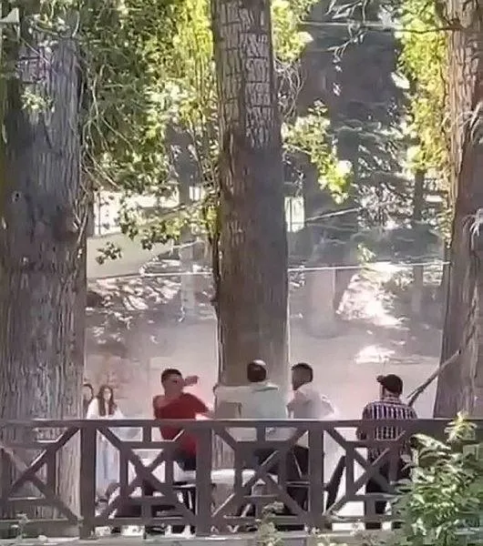 1718708275196.jpeg Konya'da tarım işçileriyle esnaf arasında meydan muharebesi! Taşlı sopalı kavga kamerada! 1'i ağır 8 yaralı - 2