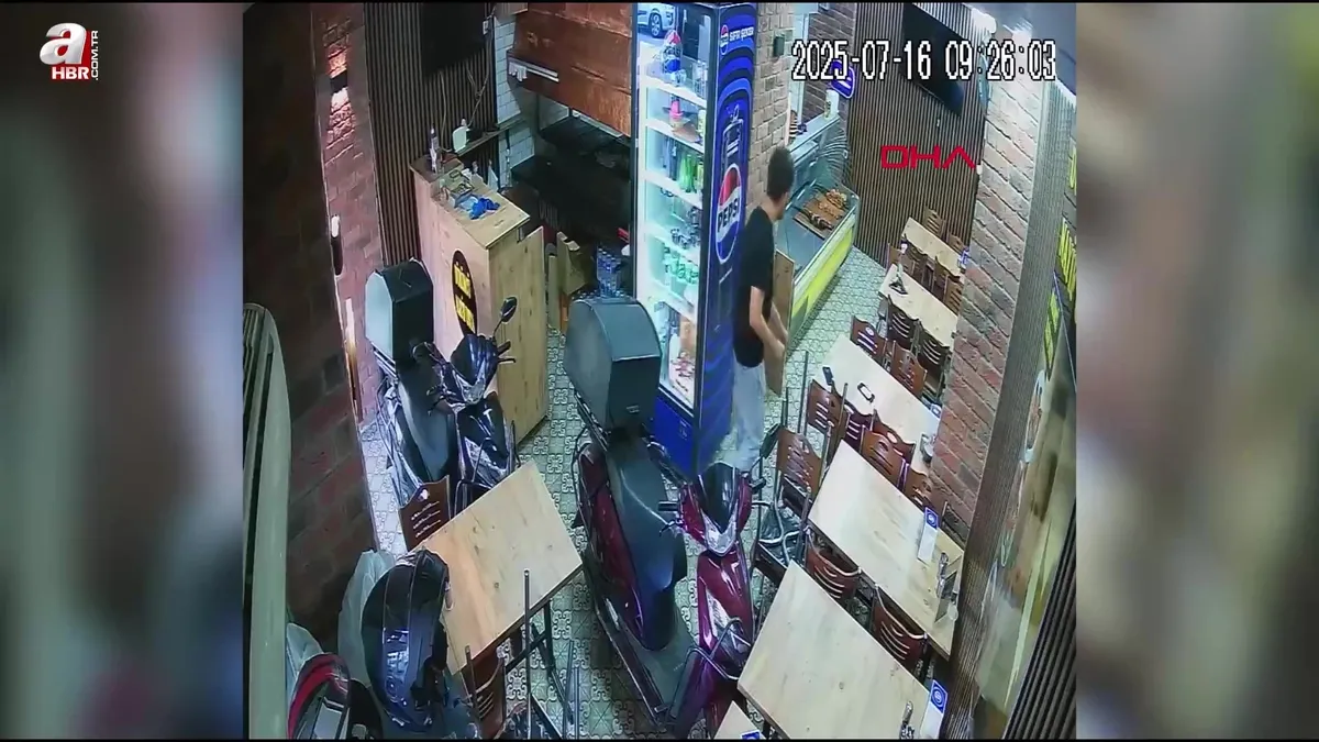 Sultangazi'de biri bekledi diğeri çaldı