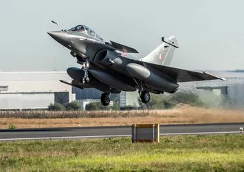 Fransa Hindistan'a 3 savaş uçağı gönderdi