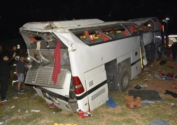 Polis otobüsü devrildi: Çok sayıda yaralı