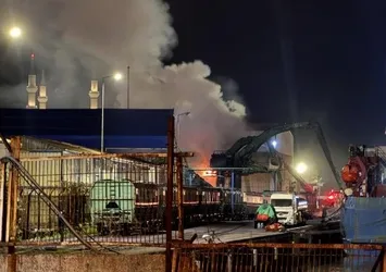 Zonguldak'ta liman sahasında yangın paniği! İş makinesi alev aldı