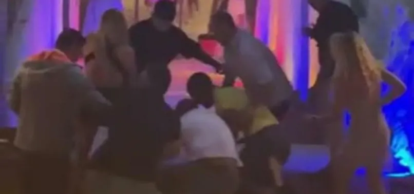 Çeşme'de gece kulübünün önünde bıçaklı saldırıda 1 kişi hayatını kaybetti! O anlar kamerada