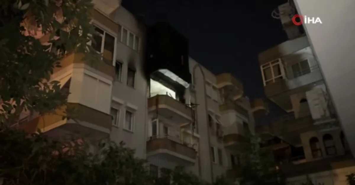 Antalya'da 5 katlı binada yangın