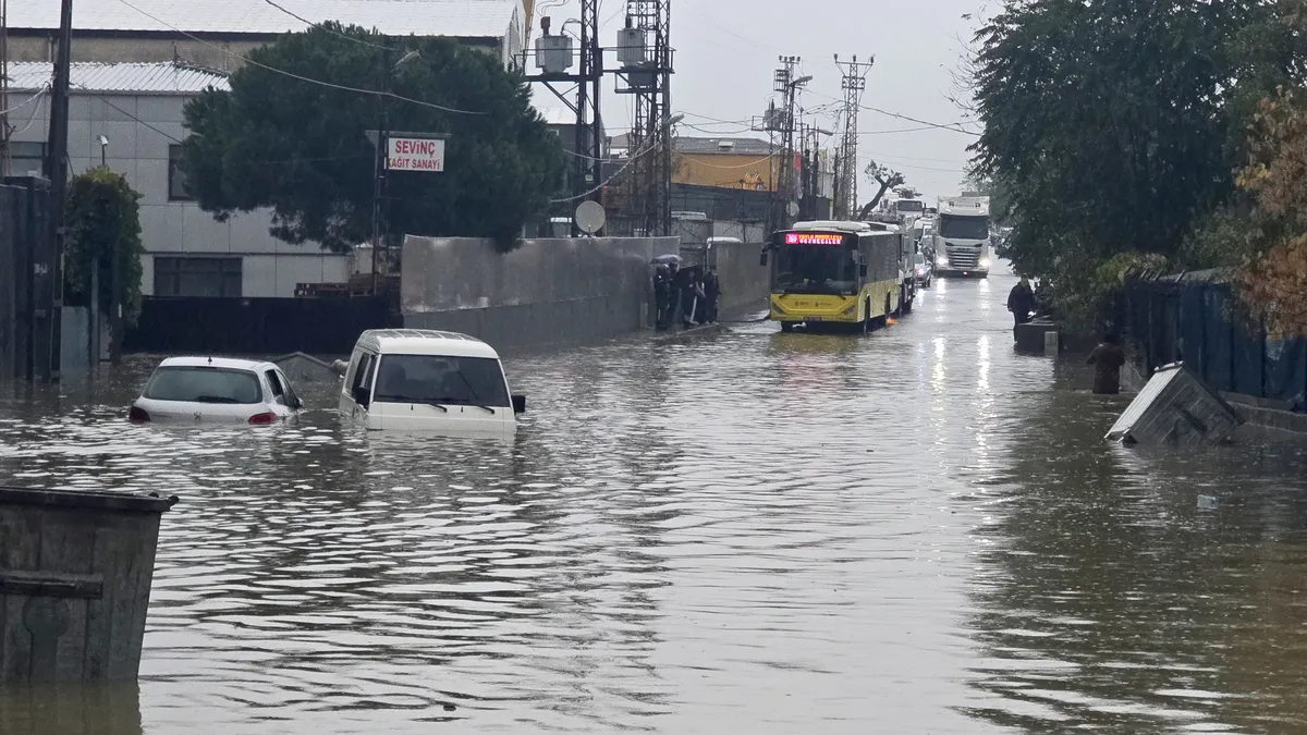 CANLI İstanbul'da şiddetli yağmur yolları göle çevirdi! Trafik felç oldu | A Haber ekipleri bölgede