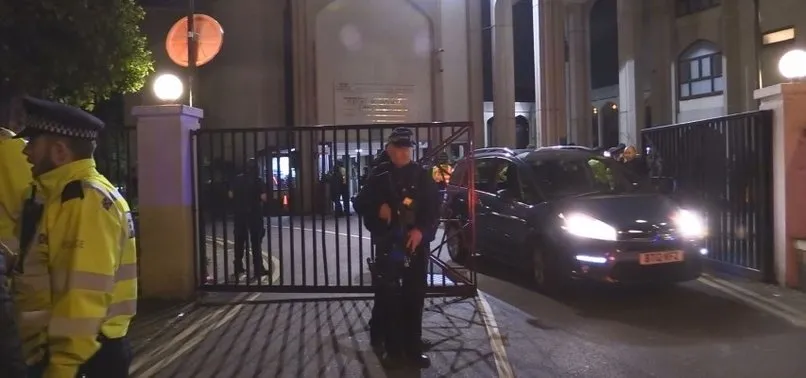 İngiltere'nin başkenti Londra'da polis, zanlıları yakalamak için camiye girdi