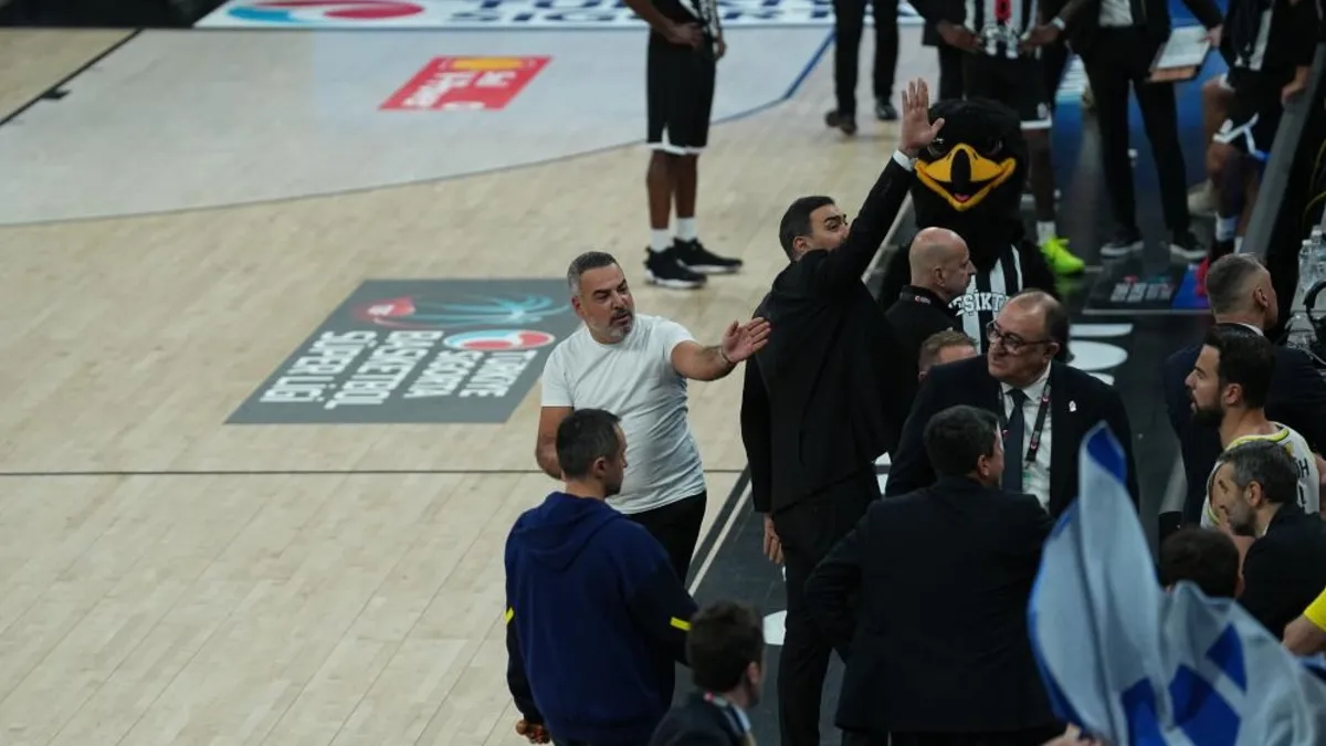 Beşiktaş–Fenerbahçe derbisinde olay! Mücadele tribün olayları nedeniyle durdu