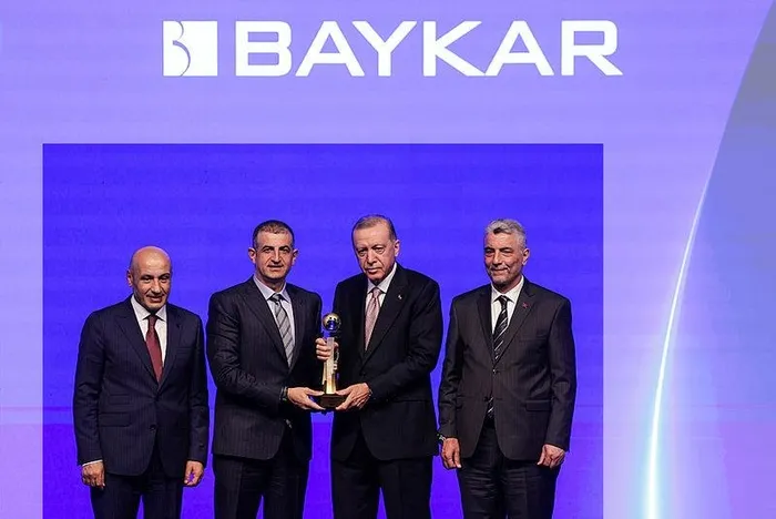 Baykar Türkiye’nin en büyük 10 ihracatçı firmasından biri oldu! Ödülü Başkan Erdoğan bizzat takdim etti