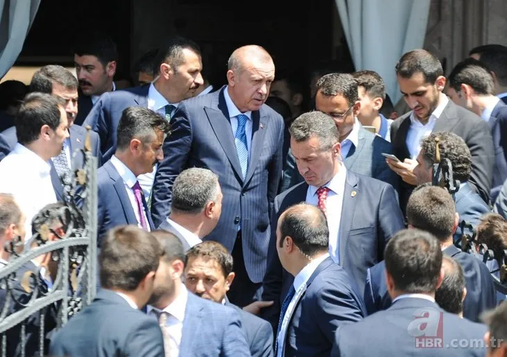Başkan Erdoğan’a cuma namazı çıkışı vatandaşlardan yoğun ilgi