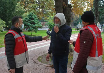 'Sigara yasağı'na uymadı! Öfkesini gazetecilerden çıkardı