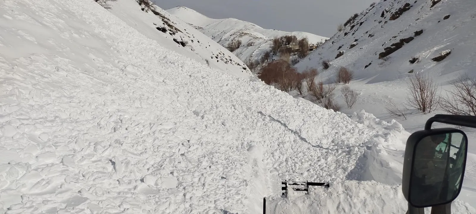 Yüksekova’da minibüs buzlu yolda mahsur kaldı! Vatandaşlar kurtarma için seferber oldu