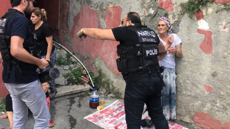 'Torbacı Nene' kıskıvrak yakalandı