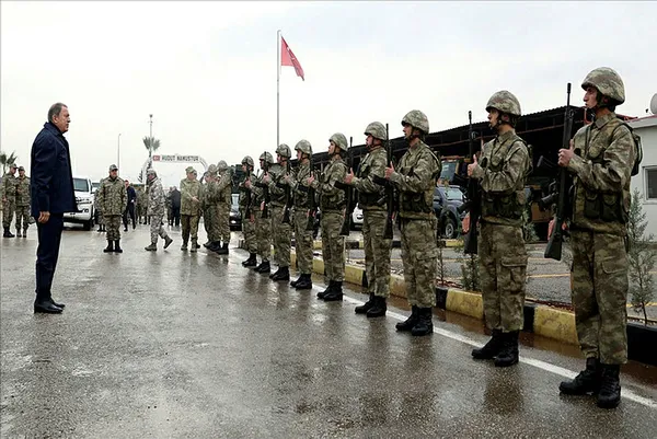 Son dakika: Bakan Hulusi Akar ve TSK komuta kademesinden sınırın sıfır noktasına kritik ziyaret - 1