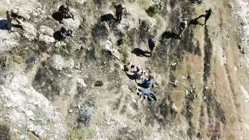 Batman'da PKK'lı 4 teröristin teslim oluşu kamera görüntülerine yansıdı. 15