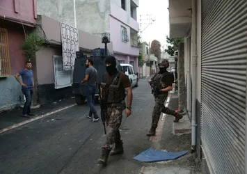 46 adreste FETÖ'cülere özel harekatlı operasyon