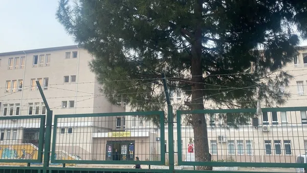 bursada-21-lise-ogrencisi-hastaneye-kaldirildi-vakalarla-ilgili-sorusturma-baslatildi-1670393932261.jpg Bursa'da 21 lise öğrencisi hastaneye kaldırıldı! Vakalarla ilgili soruşturma başlatıldı - 3