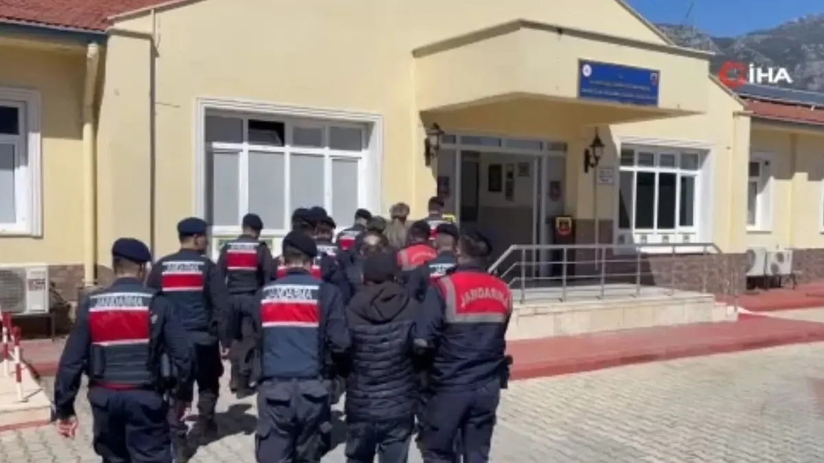 Antalya'da 'zehir tacirlerine' operasyon: 1'i doktor 6 şüpheli yakalandı