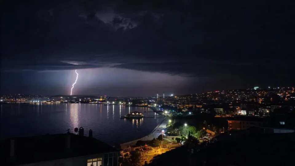 İstanbul'da gece böyle aydınlandı!