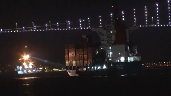 son-dakika-istanbulda-gemi-trafigi-askiya-alindi-1668811260008.jpg İstanbul boğazı gemi trafiğine açıldı: Arıza yapan gemi Ahırkapı'ya çekildi - 4
