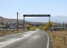 945 nüfuslu köyde, 1100 elektrik direği var