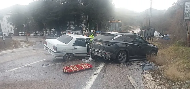 Korkunç kaza! Kafa kafaya çarpıştılar: 1'i ağır 3 yaralı