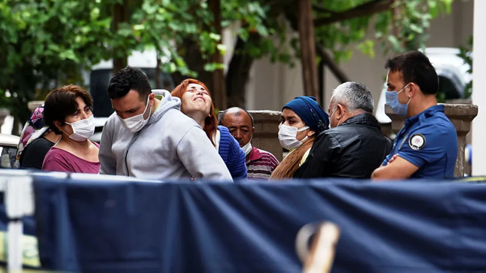 Yürek yakan olay! Balkonda çırptığı halı ölüme götürdü