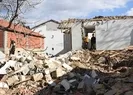 Depremin vurduğu ev ikiye bölündü!