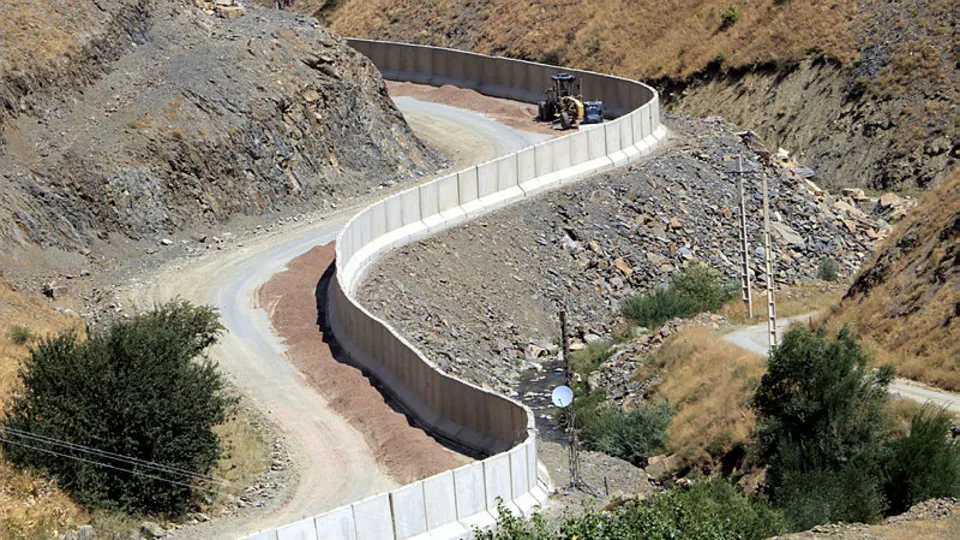 İran sınırı 43 kilometrelik beton duvarla örüldü