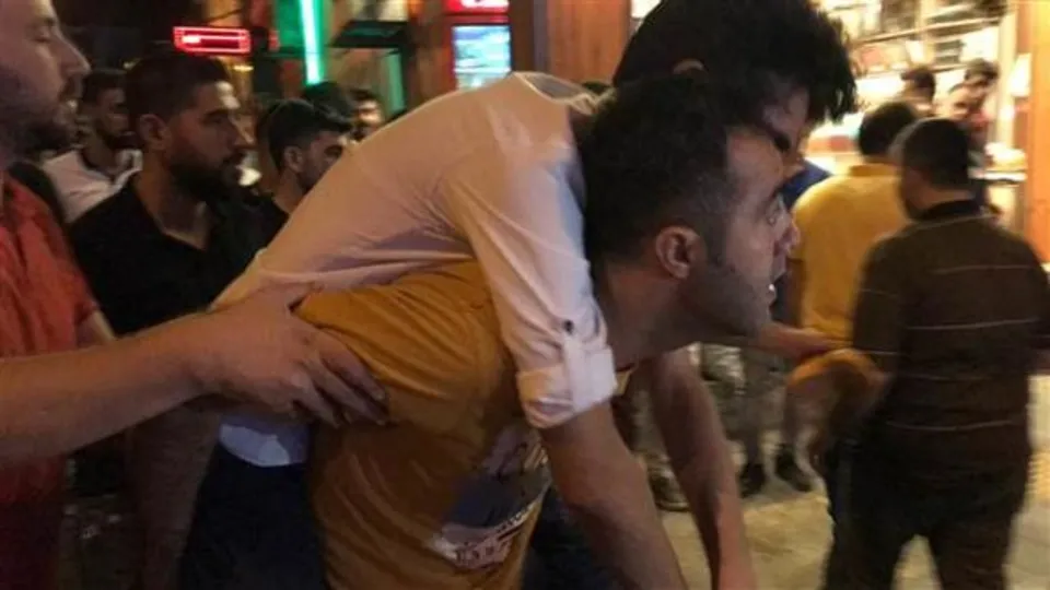Önce hayatını kurtardı sonra sırtında taşıdı