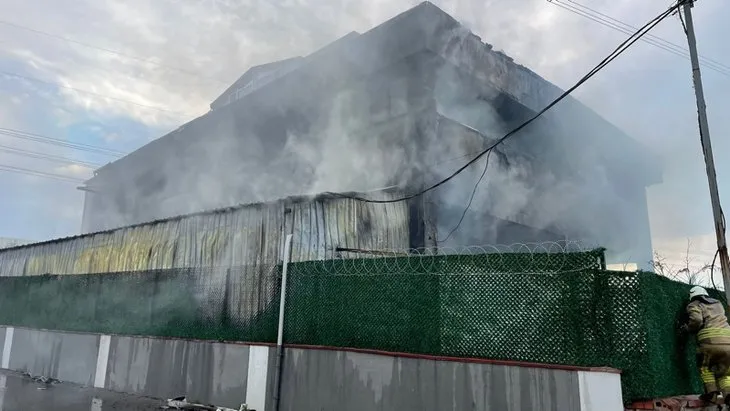 Sultanbeyli’de feci yangın! Mobilya fabrikası cayır cayır yandı